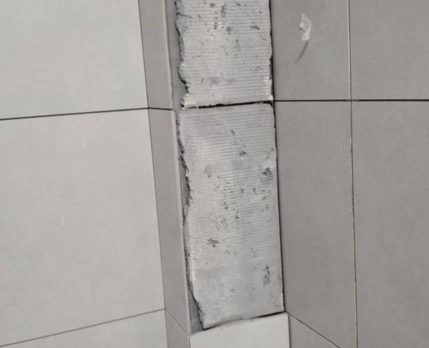 嘉峪关市瓷砖空鼓维修公司分享下瓷砖施工前基层浇水润湿程度不足，可能导致以下问题
